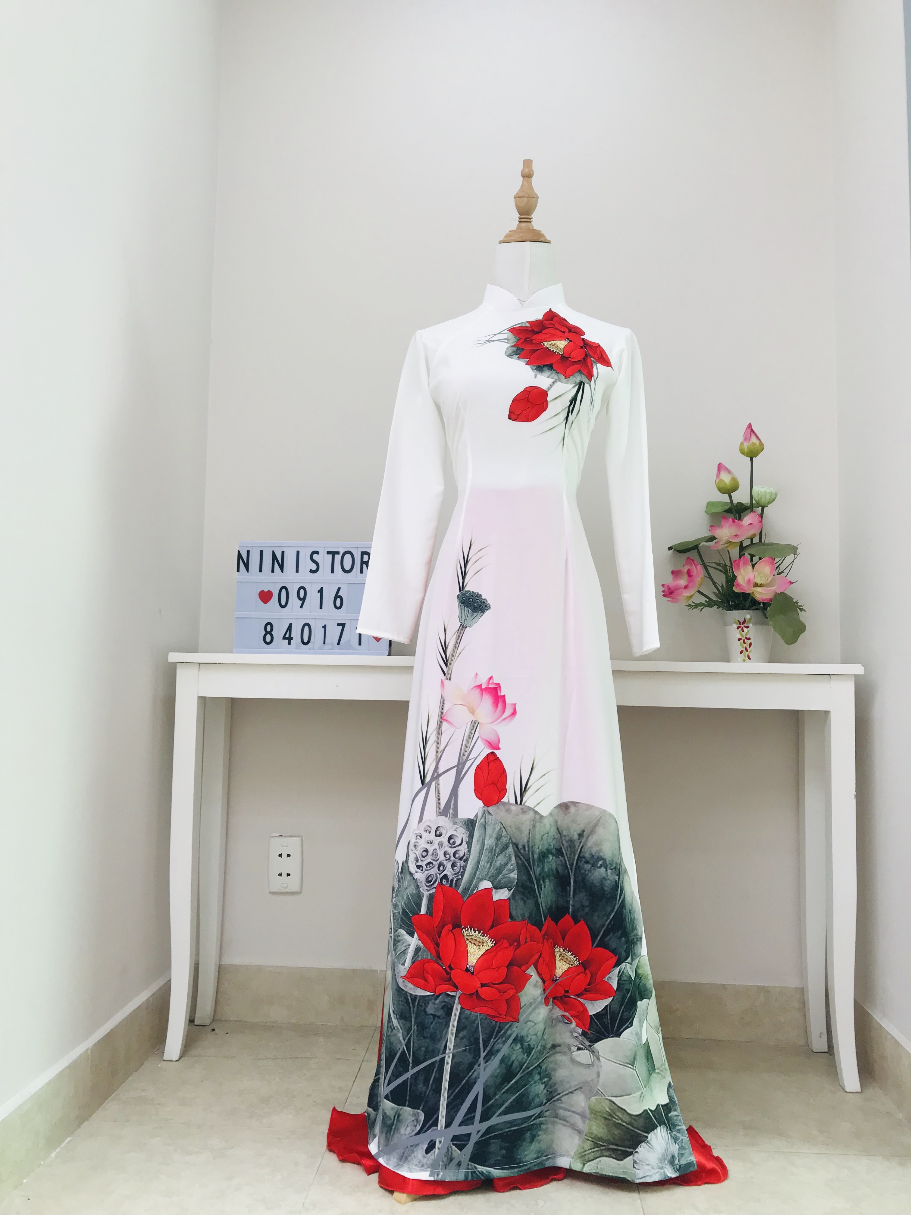 Hoa hậu Ngọc Hân chụp hình áo dài trong không gian nhà cổ Bình Thủy