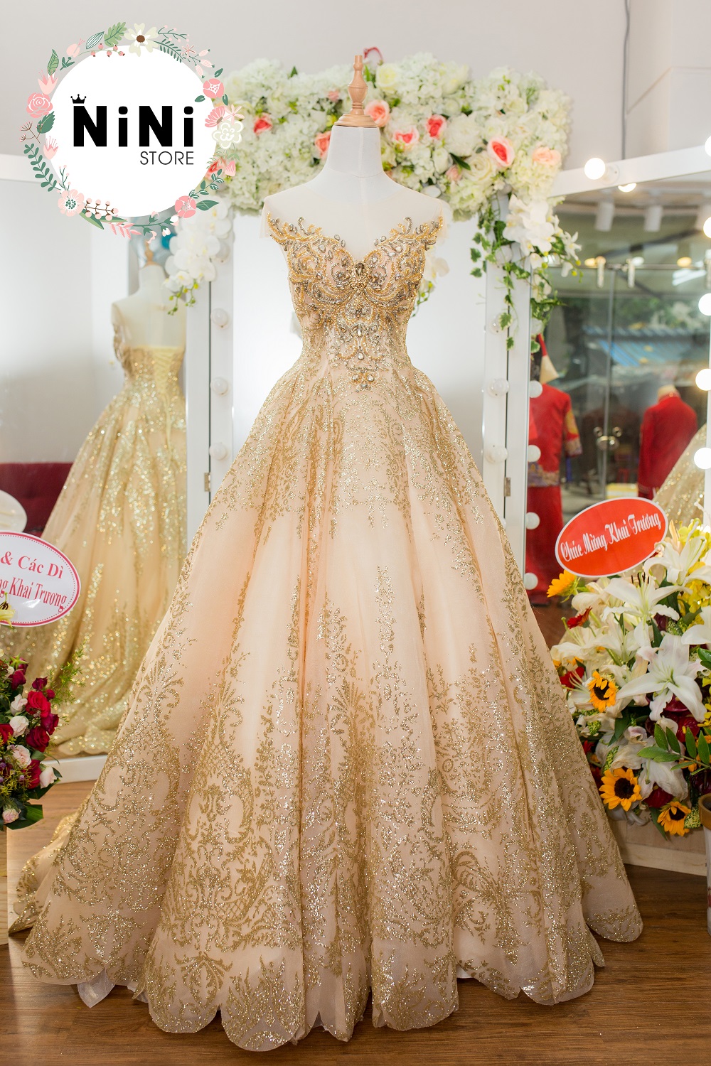 Váy cưới tay búp tùng kim sa áo đính pha lê hoa - VC10 - NiNiStore 2024
