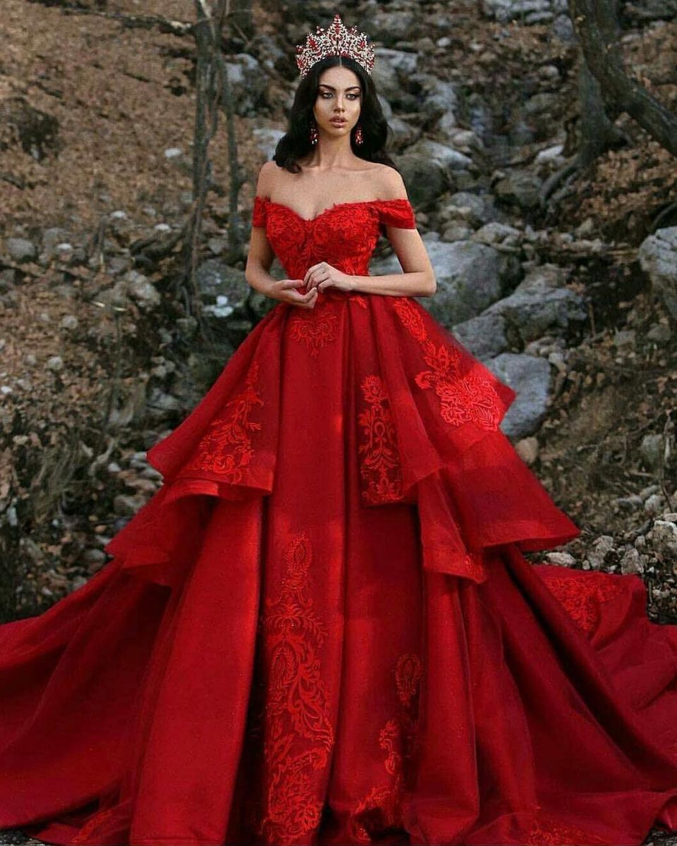 10 Thiết kế áo cưới màu đỏ táo bạo – Tu Linh Boutique